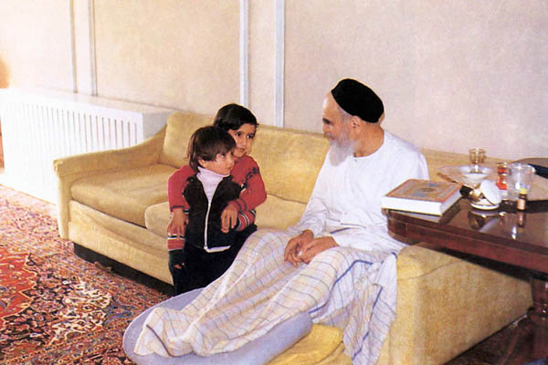 دیدار کودکان از اعضای خانواده امام با ایشان در منزل جماران