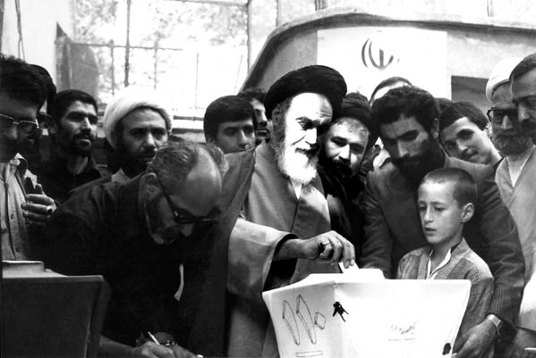 امام در پای صندوق رای گیری انتخابات ریاست جمهوری و مجلس شورای اسلامی در جماران