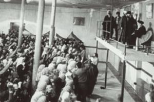 دیدار مهمانان خارجی با امام در حسینیه جماران