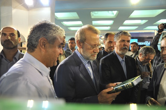 دکتر علی لاریجانی لحظاتی پیش از غرفه موسسه تنظیم و نشر آثار امام خمینی(ره) بازدید کرد