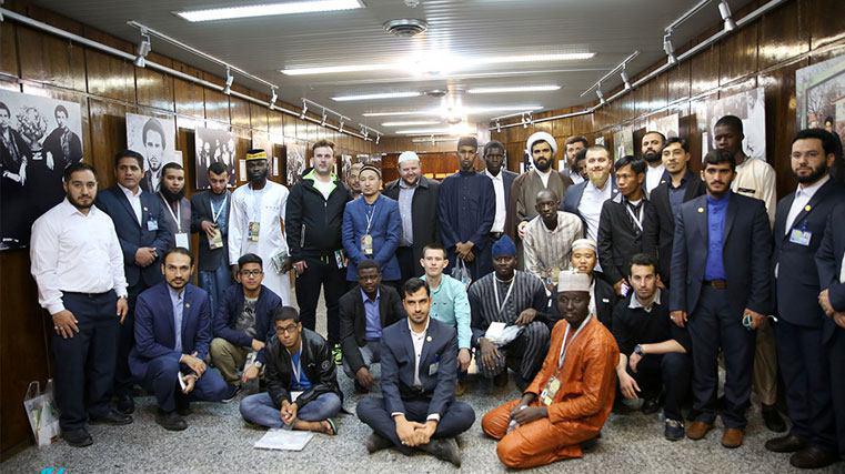 جمعی از شرکت کنندگان خارجی مسابقات بین المللی قرآن کریم از نگارستان امام خمینی(ره) بازدید کردند