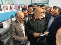 فرمانده سپاه پاسداران انقلاب اسلامی از غرفه موسسه تنظیم و نشر آثار امام خمینی(س) بازدید کرد