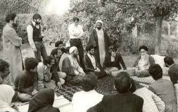 در منظر امام توسعه مادی و معنوی در گرو توجه به جوانان است/ مروری بر ارتباط دانشجویان با امام خمینی 