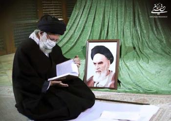 رهبر انقلاب اسلامی در مرقد امام خمینی و گلزار شهدا حضور یافتند