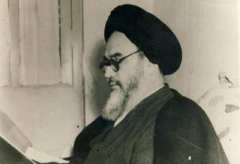 کتاب و کتابخوانی از منظر امام خمینی/ در نگاه امام، برترین کتاب برای تعلیم و تربیت و ساختن انسان، قرآن است