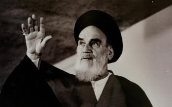 حمله ساواک به منزل امام در قم و ربودن کلیه اسناد و کتاب های ایشان 