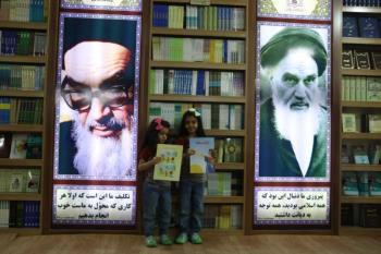 گزارش تصویری فعالیت های غرفه موسسه تنظیم و نشر امام خمینی در نمایشگاه بین المللی کتاب تهران در روزهای پایانی(۴)