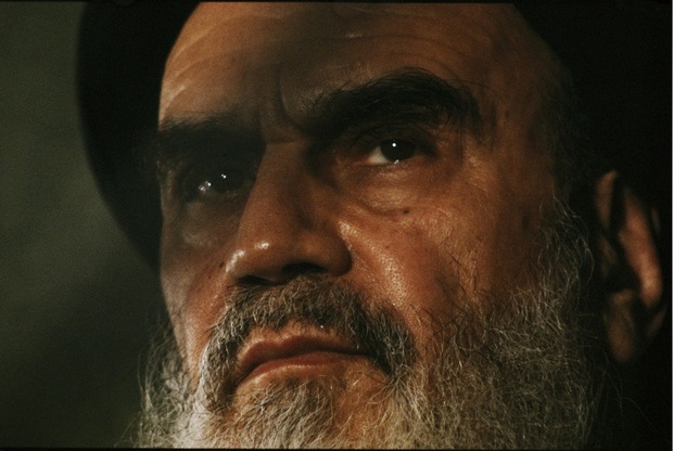 امام خمینی: اگر مسلمین مجتمع بودند و هر کدام یک سطل آب می ریختند او را سیل می برد/ جز ادامه جهاد راهی نیست/ مشکل مسلمین، حکومتهای مسلمین است