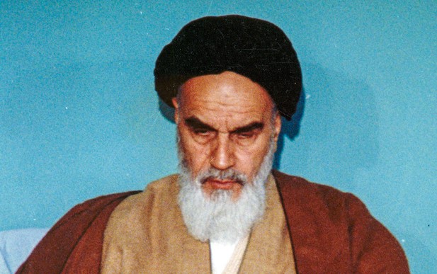 امام خمینی: مستضعفان مطمئن باشند که ستارۀ نحس مستکبران رو به زوال و افول است/ارزش انقلاب هر چه بیشتر باشد فداکاری در راه تحقق آن ارزشمندتر و لازم تر است