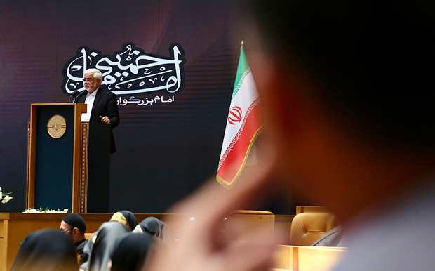 عارف: امام خمینی (ره) در کنار شور انقلابی، هنر صبر انقلابی داشت/ امام اهل معامله نبود/ برای پاسداشت میراث امام باید از روایت های تکراری عبور کنیم/ امروز اگر بخواهیم به راه امام بازگردیم باید به جوانان رجوع کنیم