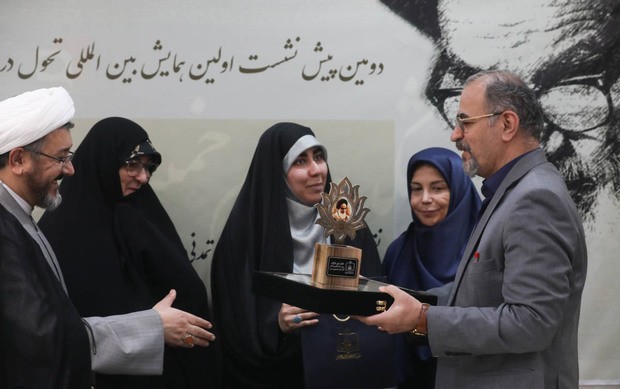 دکتر فاطمه طباطبایی: اندیشه امام خمینی(س) باید در بستر جامعه ظهور و نمود یابد/ کمساری: راهبرد اساسی ما تشریح ابعاد فکری و اندیشه ای امام درباره بانوان استان/ انصاری: فلسفه غربی هیچ اهمیتی به زن نمی دهد