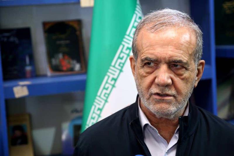 بازدید مسعود پزشکیان از غرفه موسسه تنظیم و نشر آثار امام خمینی (ره)