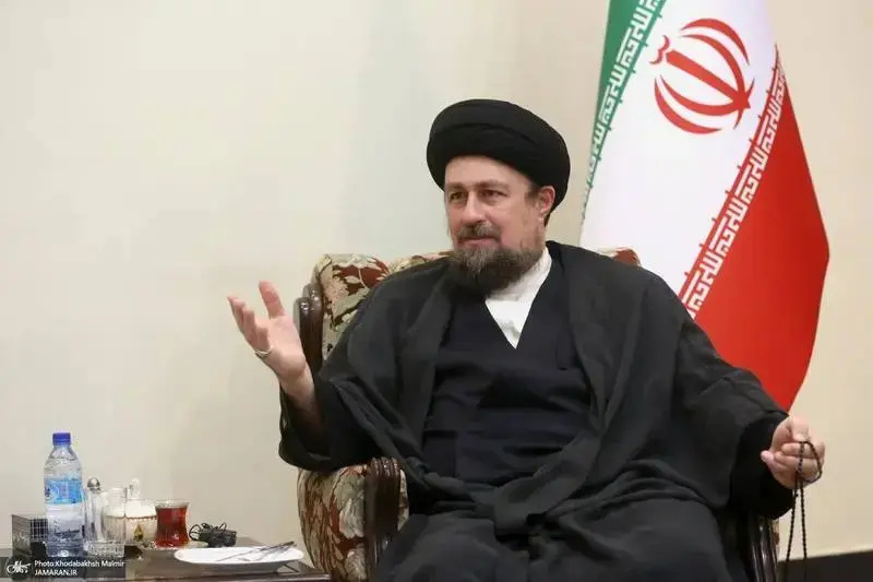 سید حسن خمینی: نقش بزرگ امام خمینی در جلوگیری از انحلال ارتش و اهتمام ویژه رهبر شهید انقلاب در تقویت و تجهیز این لشکر الهی، از ارتش سدّی محکم مقابل دشمنان ساخته است