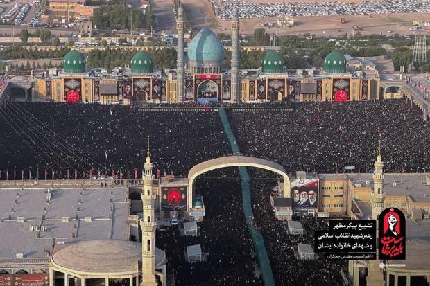 اقامه نماز بر پیکر مطهر رهبر شهید انقلاب توسط آیت الله العظمی جوادی آملی در قم  