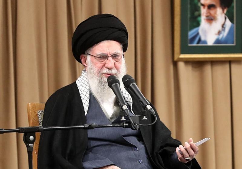 رهبر انقلاب: جمهوری اسلامی در مقابل تخریبگران کوتاه نخواهد آمد / زمانیکه حکومت فاسد پهلوی نابود شد، همانگونه که امام وعده داده بود حکومتی مردمی روی کار آمد و به جای رژیم وابسته به «آمریکا و صهیونیزم و دیگر اراذل و اوباش عالم سیاست»، حکومتی مستقل در ایران عزیز مستقر شد.