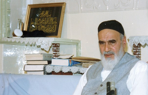 آرزویی که امام در دیدار با خادمان آستان قدس رضوی مطرح کردند/ امام در زمان جنگ چه چیز را لازم تر می دانستند؟