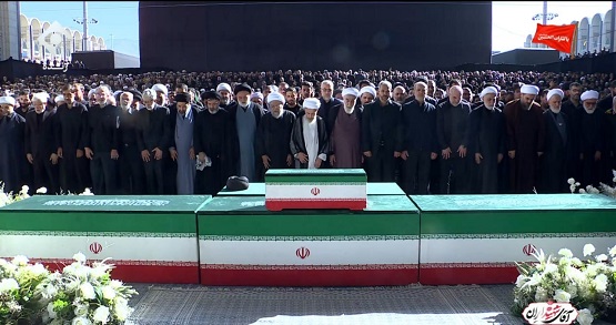 قابی ماندگار از لحظه آغاز اقامه نماز بر پیکر رهبر شهید انقلاب