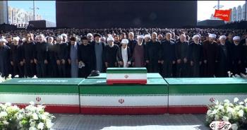 قابی ماندگار از لحظه آغاز اقامه نماز بر پیکر رهبر شهید انقلاب