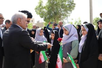 خشتِ امید در خمین؛ آغاز بازسازی مدارس تخریب شده در جنگ رمضان با حضور آیت الله سیدمجتبی نورمفیدی