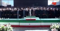 قابی ماندگار از لحظه آغاز اقامه نماز بر پیکر رهبر شهید انقلاب