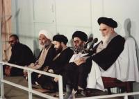 چرا امام خمینی حیات و پایداری جامعه را بر تربیت انسان و وحدت امت استوار می داند؟ 