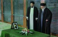 حضور رهبر معظم انقلاب در حرم مطهر امام خمینی 