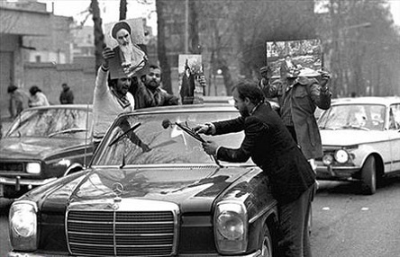  نامه هشدار آمیز امام به دولت امریکا در هفتم بهمن ۵۷: اینگونه حرکات و رفتار، ثبات و آرامش منطقه را باعث نخواهد شد...