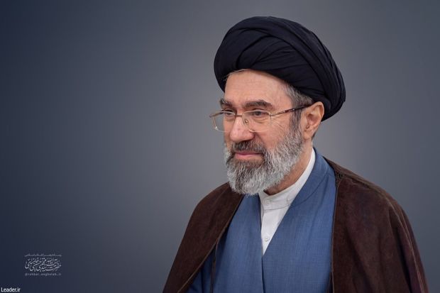 آیت الله سید مجتبی خامنه ای: عید سعید فطر و عید نوروز را به یکایک ملت ایران تبریک می گویم/ خط مقدم ایران خیلی بزرگتر از ذهنیت حقیر دشمن است/ از توفیقات بنده امکان شنیدن سخنان مردم عزیز از انواع طبقات اجتماعی بوده است