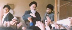 امام خمینی: جدیت کنید با مردم رفتارتان خوب باشد
