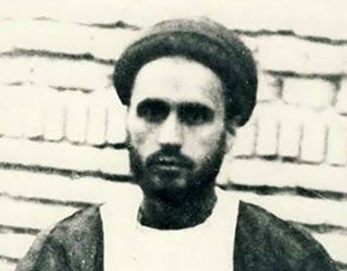امام خمینی (ره) در دوران نوجوانی و جوانی خود همواره پیگیر مشکلات کشور بودند. امام خمینی (ره)